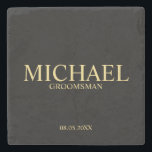 Modern Black and Guld Personlig Groomsman Stenunderlägg<br><div class="desc">Modern Personlig Groomsman-presenter med personlig Groomsmans namn,  titel och bröllop-datum i guld klassiska serif-teckensnitt stil på svart bakgrund. Även perfekt för bästa man,  Far i Briden med mera. Obs! Folidinformationen simuleras i teckningen. Ingen faktisk folie kommer att användas vid skapar av denna produkt.</div>