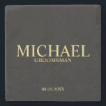 Modern Black and Guld Personlig Groomsman Stenunderlägg<br><div class="desc">Modern Personlig Groomsman-presenter med personlig Groomsmans namn,  titel och bröllop-datum i guld klassiska serif-teckensnitt stil på svart bakgrund. Även perfekt för bästa man,  Far i Briden med mera. Obs! Folidinformationen simuleras i teckningen. Ingen faktisk folie kommer att användas vid skapar av denna produkt.</div>