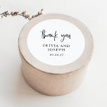 Modern Black and White Bröllop Runt Klistermärke<br><div class="desc">Dessa moderna,  enkla och elegant bröllop eller möhippa-klistermärken har en minimalistisk svartvit textdesign med handskript i snyggten som säger "tack".</div>