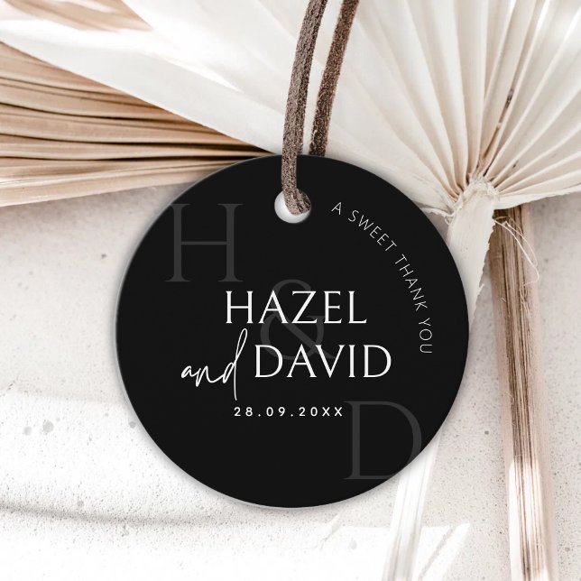 Modern Black and White Monogram Minimalist Wedding Gåvor Etiketter (Modern black and white monogram favor tags add a sleek, minimalist finish to wedding favors.)