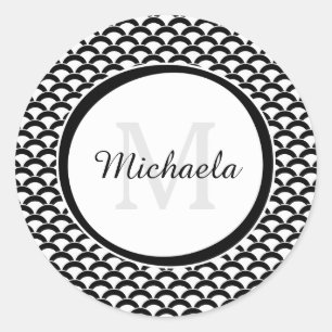 Modern Black and White Scallops Monogram och Namn Runt Klistermärke