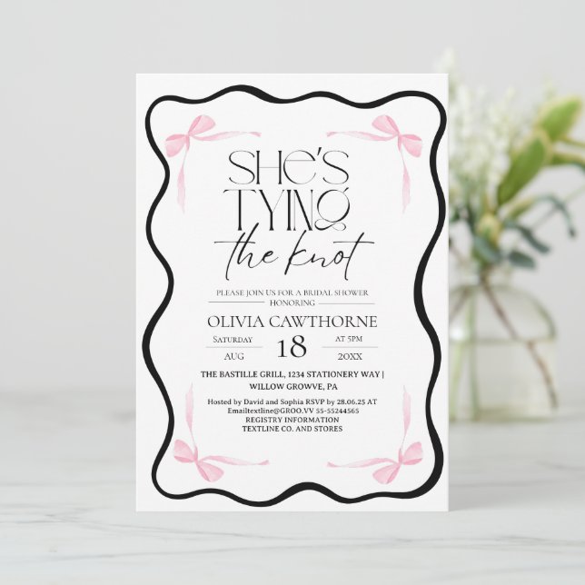 Modern Black Bow  Bridal Shower Invitation Inbjudningar (Stående Fram)