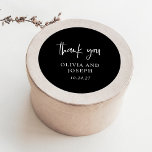 Modern Black Bröllop Runt Klistermärke<br><div class="desc">Dessa moderna,  enkla och elegant svarta bröllop eller möhippa-mörkar har en minimalistisk vit textdesign med snyggt handskript som säger "tack".</div>