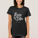 Modern Black Calligraphy Bride Tribe Bachelorette T Shirt<br><div class="desc">Den här enkla eleganten Bride Tribe t-shirt med eget namn kan göra en perfekt-bachelorette-gåva! Anpassa det enkelt med ditt namn.</div>