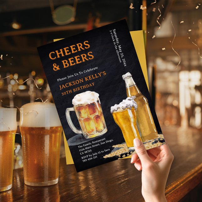 Modern Black Chalkboard Cheers & Öl Birthday Inbjudningar (Chic Navy Blue Beer Label Brewery Theme Birthday Invitation)