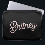 Modern Black  Dusty Rosa Monogram och Namn Laptop Fodral<br><div class="desc">Modern Black Dusty Rosa Monogram och Namn Laptop sleeve erbjuder en sofistikerad blandning av svart och dammig rosa med personlig. Den här sleeven är designad för att skydda din bärbara dator i stil och har en elegant, minimalistisk design med ditt monogram och namn elegant utsedd. Det tåliga, vadderade materialet garanterar...</div>