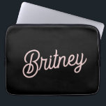 Modern Black  Dusty Rosa Monogram och Namn Laptop Fodral<br><div class="desc">Modern Black Dusty Rosa Monogram och Namn Laptop sleeve erbjuder en sofistikerad blandning av svart och dammig rosa med personlig. Den här sleeven är designad för att skydda din bärbara dator i stil och har en elegant, minimalistisk design med ditt monogram och namn elegant utsedd. Det tåliga, vadderade materialet garanterar...</div>