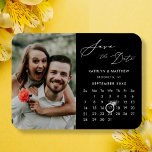 Modern Black Elegant Script Photo Save Date Magnet<br><div class="desc">Modern svart Elegant Skript "Save the Date" Magnet med Anpassningsbar Calendar med ett vackert foto. Låt er familj, vänner och kolleger veta att ni har fastställt ett datum för ert bröllop firande med denna elegant magnet. Om du vill flytta markören Ring > klicka på blått "Anpassa" > rulla nedåt >...</div>