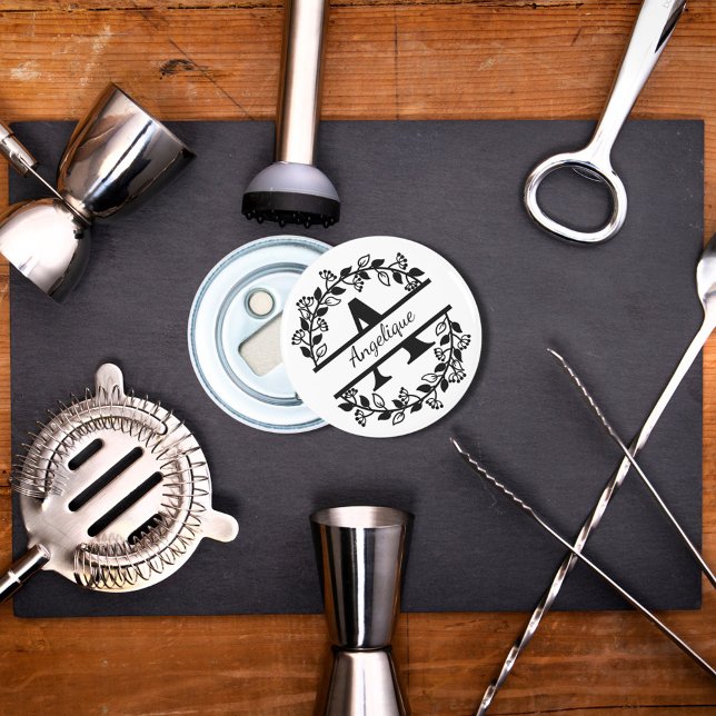 Modern Black Floral Wreath Split Monogram "A" Flasköppnare (Skapare uppladdad)