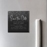Modern Black Glitter Chic Bröllop spara datum Magnet<br><div class="desc">Ett modernt spara datum magneter. Anpassa denna minimalistiska svarta och vita design så att du får dina personliga uppgifter och meddelanden. Innehåller skriptkalligrafi och faux glitter-bildbakgrund.</div>