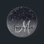 Modern Black Glitter Sparkles Personlig Namn Knapp<br><div class="desc">Vi presenterar vår fantastiska Modern Black Glitter Sparkles Personlig Namn, som bara finns på Zazzle! Med den här anpassningsbarna får du lite elegans och gnistra i ditt dagliga liv. Vår moderna Black Glitter Sparkles Personlig Namn-produkt har en elegant svart bakgrund som är försedd med munkavle i glitterkloster. Kombinationen svart och...</div>