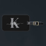Modern Black Grått-skriptmonogram Bagagebricka<br><div class="desc">Den här enkla svarta bagagetaggen med elegant namn i ett typsnitt av trendiget i vitt som skrivits över din första början i ett modernt typsnitt i grått på ena sidan och ett kort för ditt namn, adress och mobila nummer på den andra sidan skulle se fantastisk ut på dina resväskor....</div>