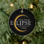 Modern Black & Guld 2024 Texas Total Solar Eclipse Julgransprydnad Keramik<br><div class="desc">Vi presenterar vår moderna Black & Guld 2024 Texas Total Solar Eclipse Anpassningsbar T-Shirt, en snyggt och minneshögtid för biet för detta sällsynt celestial event. Den här skjortan fångar elegansen och upphetsningen av den totala solförstoringen. Med 2024 års djärva uppvisning, tillsammans med Texas placering, fungerar det som en tidlös nyckelfaktor...</div>