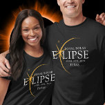 Modern Black & Guld 2024 Texas Total Solar Eclipse T Shirt<br><div class="desc">Vi presenterar vår moderna Black & Guld 2024 Texas Total Solar Eclipse Anpassningsbar T-Shirt, en snyggt och minneshögtid för biet för detta sällsynt celestial event. Den här skjortan fångar elegansen och upphetsningen av den totala solförstoringen. Med 2024 års djärva uppvisning, tillsammans med Texas placering, fungerar det som en tidlös nyckelfaktor...</div>