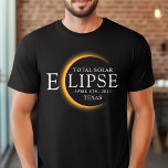 Modern Black & Guld 2024 Texas Total Solar Eclipse T Shirt<br><div class="desc">Vi presenterar vår moderna Black & Guld 2024 Texas Total Solar Eclipse Anpassningsbar T-Shirt, en snyggt och minneshögtid för biet för detta sällsynt celestial event. Den här skjortan fångar elegansen och upphetsningen av den totala solförstoringen. Med 2024 års djärva uppvisning, tillsammans med Texas placering, fungerar det som en tidlös nyckelfaktor...</div>
