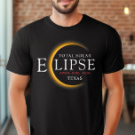 Modern Black & Guld 2024 Texas Total Solar Eclipse T Shirt<br><div class="desc">Vi presenterar vår moderna Black & Guld 2024 Texas Total Solar Eclipse Anpassningsbar T-Shirt, en snyggt och minneshögtid för biet för detta sällsynt celestial event. Den här skjortan fångar elegansen och upphetsningen av den totala solförstoringen. Med 2024 års djärva uppvisning, tillsammans med Texas placering, fungerar det som en tidlös nyckelfaktor...</div>
