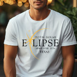 Modern Black & Guld 2024 Texas Total Solar Eclipse T Shirt<br><div class="desc">Vi presenterar vår moderna Black & Guld 2024 Texas Total Solar Eclipse Anpassningsbar T-Shirt, en snyggt och minneshögtid för biet för detta sällsynt celestial event. Den här skjortan fångar elegansen och upphetsningen av den totala solförstoringen. Med 2024 års djärva uppvisning, tillsammans med Texas placering, fungerar det som en tidlös nyckelfaktor...</div>
