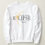 Modern Black & Guld 2024 Texas Total Solar Eclipse T Shirt<br><div class="desc">Vi presenterar vår moderna Black & Guld 2024 Texas Total Solar Eclipse Anpassningsbar T-Shirt, en snyggt och minneshögtid för biet för detta sällsynt celestial event. Den här skjortan fångar elegansen och upphetsningen av den totala solförstoringen. Med 2024 års djärva uppvisning, tillsammans med Texas placering, fungerar det som en tidlös nyckelfaktor...</div>