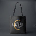 Modern Black & Guld 2024 Texas Total Solar Eclipse Tygkasse<br><div class="desc">Vi presenterar vår moderna Black & Guld 2024 Texas Total Solar Eclipse Anpassningsbar T-Shirt, en snyggt och minneshögtid för biet för detta sällsynt celestial event. Den här skjortan fångar elegansen och upphetsningen av den totala solförstoringen. Med 2024 års djärva uppvisning, tillsammans med Texas placering, fungerar det som en tidlös nyckelfaktor...</div>