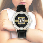 Modern Black Guld Figur Skating/Ice Skating Armbandsur<br><div class="desc">Utformningen har ett par isskridskor över en snöflingande vapensköld med svart och faux guld glitter bakgrund. Den här eleganten fungerar vintersportdesignen som en coola modern och unik handklocka med personlig för flickor.</div>