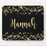 Modern Black Guld Glitter Confetti Monogram Musmatta<br><div class="desc">Elegant snyggt svart guld glitter konetti guld-folie med skript, eget namn mousserande. Denna feminininkonstruktion har gnistra gult glitter konetti gräns på svart färg. KONTAKTA MIG INNAN DU ORDER MED NAMNET I FÖLJANDE ORDNING: NAMN (ELLER ANPASSNINGSBARNAS TEXT). (Den här produktlänken behövs) Jag anpassar ditt namn och skickar e-post till dig för...</div>