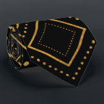 Modern Black Guld Manar Mode Neck Tie Slips<br><div class="desc">Upplev ett elegant,  otrevligt utseende med det moderna svarta och guld manar mode necktie. Dess vassa geometriska utformning ger snabb sofistikering,  perfekt för att skapar ett minnesvärt intryck. Ett viktigt tillbehör till alla snyggtar.</div>