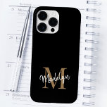 Modern Black Guld Monogram Feminine-skript Namn<br><div class="desc">Modern Black Guld Monogram Feminine Script Namn iphone case. Anpassa enkelt den här moderna eleganten iphone case med ditt anpassningsbar monogram och namn.</div>