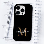Modern Black Guld Monogram Feminine-skript Namn<br><div class="desc">Modern Black Guld Monogram Feminine Script Namn iphone case. Anpassa enkelt den här moderna eleganten iphone case med ditt anpassningsbar monogram och namn.</div>