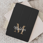 Modern Black Guld Monogram Feminine Snyggt Script iPad Mini Skydd<br><div class="desc">Modern Black Guld Monogram Feminine Snyggt Script iPad mini Cover. Anpassa enkelt den här moderna eleganten i minibäcken med platta med anpassningsbar monogram och namn.</div>