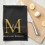 Modern Black Guld Monogram Initial Script Anpassni Kökshandduk<br><div class="desc">Modern Black Guld Monogram Initial Script Anpassningsbar-kökshandduk Kitchen 16 x 24 tum: Upptäck vilket kök som helst med nya kökshanddukar! Dessa handdukar är tillverkade av en hållbar polyblend och är underbara för torkning och ser levande ut med text, monogram eller grafik. Designad under en livstid av använda ser de tvättbara...</div>