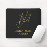 Modern Black Guld Monogram Musmatta<br><div class="desc">Behålla din arbetsytans snyggt och funktion med den moderna svarta monogrammusen i Guld. Den eleganta utformningen har ett monogram av anpassadet på en svart bakgrund, och den halkfria gummibasen säkerställer ett säkert grepp på alla yta. Perfekt för både personlig använda och professionell är den här musknappen ett underbart sätt att...</div>