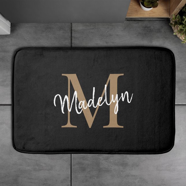 Modern Black Guld White Monogram Script-Elegant Badrumsmatta (This bath mat is the perfect touch of sophistication for your bathroom. Personalize it today!)