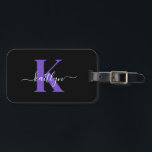 Modern Black Lila Script Monogram Bagagebricka<br><div class="desc">Den här enkla svarta bagagetaggen med elegant namn i ett skrivteckensnitt i trendiget som är vitt skrivna över ditt första, i ett modernt typsnitt i lila på ena sidan och ett kort för ditt namn, adress och mobila nummer på den andra sidan skulle se fantastisk ut på dina resväskor. Det...</div>