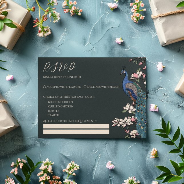 Modern Black Peacock OSA kort (Modern Black RSVP Card. Hand Drawn Illustration of Peafowl Peacock on Magnolia Tree Branch in Bloom)