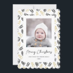 Modern Black Script Cute Guld Black Gifts Mönster Julkort<br><div class="desc">Skicka semesterhälsningar med anpassade och personlig till vänner, kolleger och familj i enkla, minimalistiska, elegant, roligt, festliga och moderna fotokort! Ett vackert ram av olika typer av guld och svarta julklappar och presenter som är täckta med rosett band omger ditt foto på scallop kant papper. Hälsning " God jul "...</div>