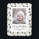 Modern Black Script Cute Guld Black Gifts Mönster Magnet<br><div class="desc">Skicka semesterhälsningar med anpassade och personlig till vänner, kolleger och familj på ett enkelt, minimalistiskt, elegant, roligt, festlig och modern fotomagnet! Ett vackert ram av olika typer av guld och svarta julklappar och presenter som är täckta med rosett band omger ditt foto. Hälsning " God jul " skrivs i elegantens...</div>