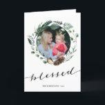 Modern Black Script Elegant Eucalyptus Foliage Helgkort<br><div class="desc">Skicka helgdag önskemål och hälsning till vänner, kolleger och familj i enkla, söta, chic, elegant och modern fotodesign, festliga, naturliga helgdagskort med färg stil som är uppspelade i naturen! En vacker andedräkt ram från en mjuk grönt som färgats med olika löv (gräs träd, eukalyptus, fern) med söt bruna gräs cones...</div>