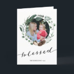 Modern Black Script Elegant Eucalyptus Foliage Helgkort<br><div class="desc">Skicka helgdag önskemål och hälsning till vänner, kolleger och familj i enkla, söta, chic, elegant och modern fotodesign, festliga, naturliga helgdagskort med färg stil som är uppspelade i naturen! En vacker andedräkt ram från en mjuk grönt som färgats med olika löv (gräs träd, eukalyptus, fern) med söt bruna gräs cones...</div>