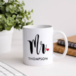 Modern Black Script Personlig Bröllop Kaffemugg<br><div class="desc">Anpassningsbar kaffe mugg har Mr i det moderna svarta manuset med söt röd hjärtaccent och ditt gifta efternamn. Perfektens gåva till en blivande brudgumm,  till ett nylott par eller till ge på Alla hjärtans dag! Besök vår butik eller samling nedan för fru Mugg som koordinerar.</div>