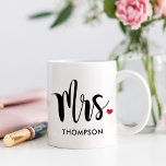 Modern Black Script Personlig Bröllop Kaffemugg<br><div class="desc">Anpassningsbar kaffet mugg har Mrs i ett modernt svart skript med söt röd hjärtaccent och ditt gifta efternamn. Perfekt gåva till en blivande brud,  till ett nytt par eller till ge på Valentindagen! Besök vår butik eller samling nedan för mr Mugg som koordinerar.</div>