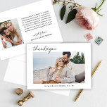 Modern Black Script Personlig Bröllop Photo Tack Kort<br><div class="desc">Med det platta vågrät bröllop har du ett-tack för att du har fotokort med modern och minimal svartmålstext "Tack" med söt hjärtaccent. Anpassa framsidan med ett favoritfoto av bruden och trippen, samt ett enkelt sans serif-monogram av parets namn. Baksidan innehåller ett andra foto och ett tackmeddelande från anpassningsbarna. Observera att...</div>