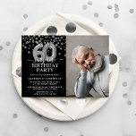 Modern Black & Silver 60:e överraskningsfoto Inbjudningar<br><div class="desc">Modern svart och silver överraskar födelsedagsfest inbjudan för någon som vänder 60! Med en svart bakgrund,  ett foto av födelsedagskalender,  faux silver glitter konetti,  silver 60-årsballonger och en elegant födelsedagsmall som är lätt att anpassa.</div>