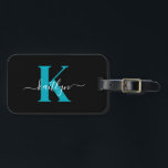 Modern Black Teal Script Monogram Bagagebricka<br><div class="desc">Den här enkla, svarta bagagetaggen med namn i trendigets första skript, med ett vitt typsnitt som skrivs över ditt första i ett modernt typsnitt i teal på ena sidan och ett kort för ditt namn, adress och mobila nummer på den andra, skulle se fantastisk ut på dina resväskor. Det är...</div>