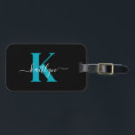 Modern Black Teal Script Monogram Bagagebricka<br><div class="desc">Den här enkla, svarta bagagetaggen med namn i trendigets första skript, med ett vitt typsnitt som skrivs över ditt första i ett modernt typsnitt i teal på ena sidan och ett kort för ditt namn, adress och mobila nummer på den andra, skulle se fantastisk ut på dina resväskor. Det är...</div>