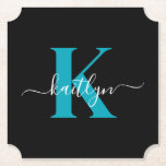 Modern Black Teal Script Monogram Underlägg Papper<br><div class="desc">Dessa enkla, svarta biljett-formade pappra underlägg med elegant i det första namnen i ett typsnitt av trendiget i vitt som skrivs över ditt första typsnitt i ett modernt typsnitt i teal är perfekt för att hålla bord och räknare fria från vatten ringar. De absorberar droppar så att du inte behöver...</div>