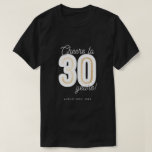 Modern Black & White Cheers till 30 års födelsedag T Shirt<br><div class="desc">Modern Black & White Cheers till 30 års födelsedags T-Shirt. Med "Cheers to 30 years" i skripttypografi med "30" i fet sans-serif-teckensnitt med faux guld foil infogad.</div>