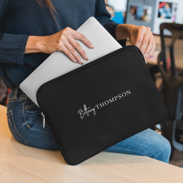 Modern Black White Chic Script Monogram Laptop Fodral (Skapare uppladdad)