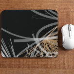 Modern Black White Guld Abstract Design<br><div class="desc">Den här eleganten har en modern musmatta med en snyggt organisk abstrakt utformning av vit och grått rosett band med guld-accenter på svart bakgrund. Genomskinligt vitt och grått rosett band snurrar från höger till lämnat i ett välbalanserat mönster och fylls av en abstrakt guld blomning i grund höger hand i...</div>
