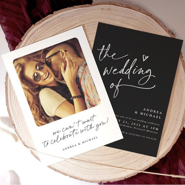 Modern Black & White Handwrite Heart Bröllop Inbjudningar (Modern trendy black and white wedding invitation black with white text and photo on the back.)