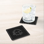 Modern Black White Leafy Vapensköld Monogram Bröll Underlägg Papper Kvadrat<br><div class="desc">Ett unikt bröllop underlägg! Vi älskar den moderna svarta vita Vapenskölden Monogram Bröllop Square Papper Underlägg! Enkelt, elegant och åh-så-söt, det har en hand plockade-läskig krans som omger ett modernt bröllop monogram. Det är personlig i elegantens typografi. Slutligen trimmas det i ett känsligt ram. Kontaktdesigner för matchande produkter. Visa sviten...</div>
